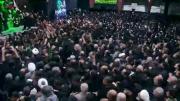 لحظه ورود پیکر رهبر شهید انقلاب به مراسم وداع در جوار حسینیه امام خم