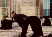نماز خوندن ، اینطوری؛ تو حرم کنارش خیلی خوبه 🥺💚🌱:)