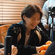خیلی خوشمل نارنگی 🍊 پوست میکنه و میخوره 🐱 