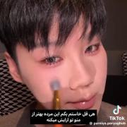 فقط خواستم بگم این مرده بهتر از منو تو ارایش میکنه...:)😐🎀💅🏻