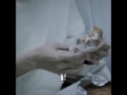 بدبخت ماسک گداشته بود نمی تونست بخوره😂🤣