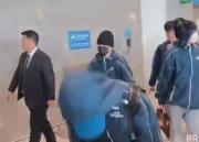 جونگ‌کوک داشت با دست‌هاش قلب می‌ساخت