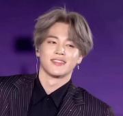 قربون اون لبخندت و خودت برم من آخه پسرک یمیخیپنرمژمیخییح😭