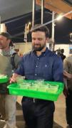 جکسون هینکل درحال پخش شربت نذی در تهران: